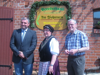 Eröffnung Spinnstube  (Herr Leffler (Bürgermeister), Frau Baum (Spinnstube), Herr Hochheim (Heimatverein) Foto: GHVW)