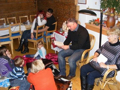 Bürgermeister Jens Leffler liest in der Heimatstube